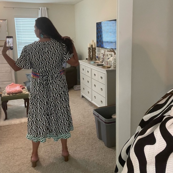 Stylish Black and White Patterned Dress - Picture 2 of 7